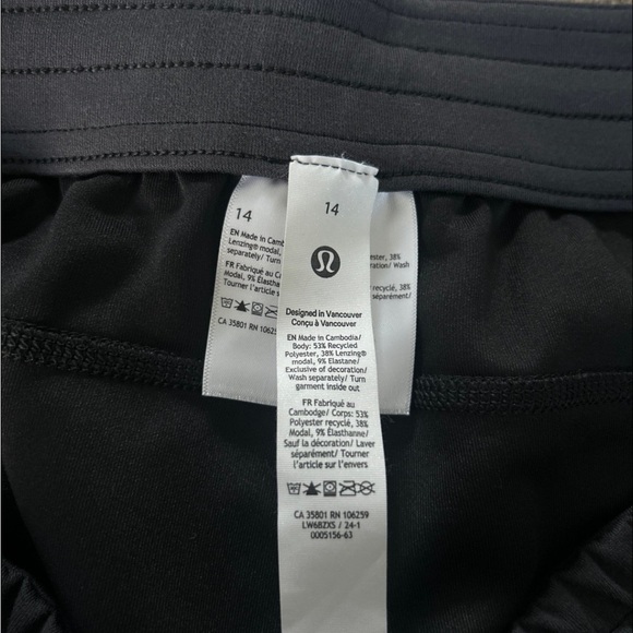 Lululemon wide leg crop size 14 - Picture 3 of 4